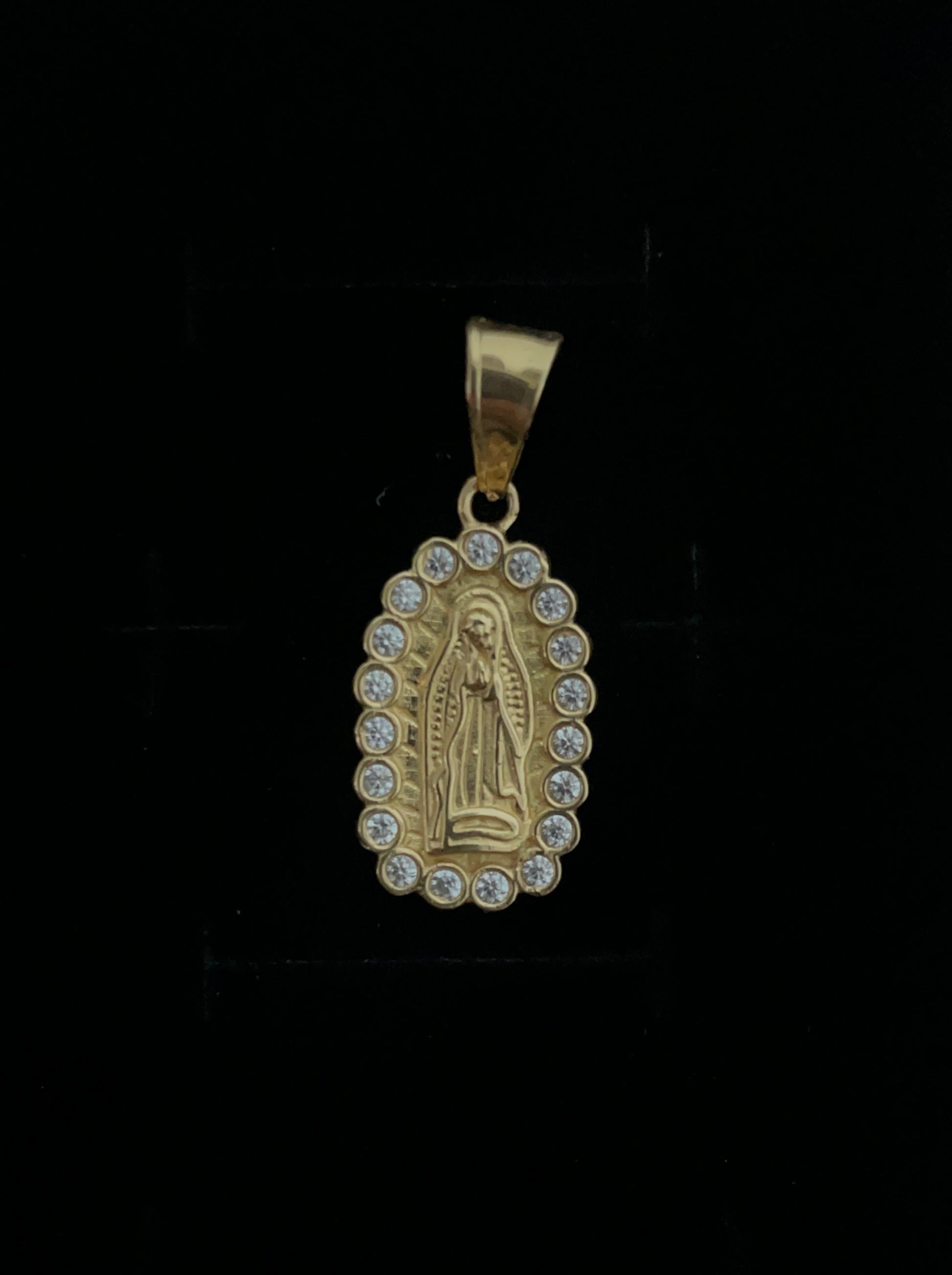 Dije Virgen de Guadalupe Circones Blancos